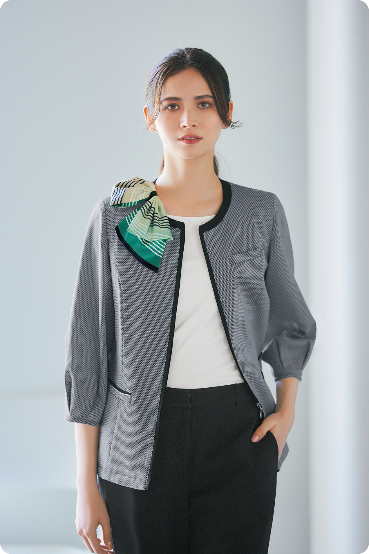 ENJOY Noirの制服を着用し、タブレットを持っているカーディーラーのスタッフ