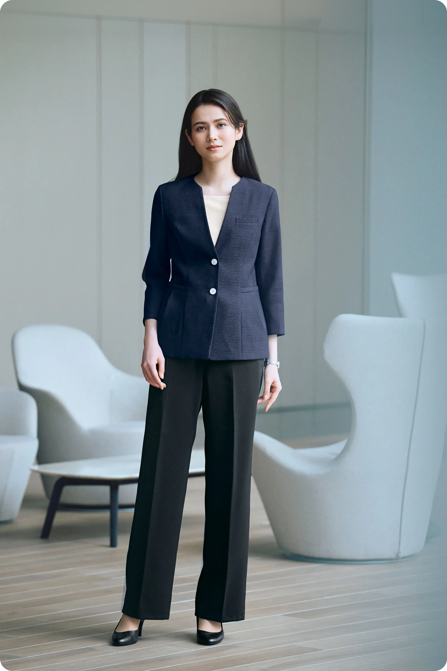 ENJOY Noirの黒色の制服を着用し、立っているカーディーラーの2名の女性スタッフ