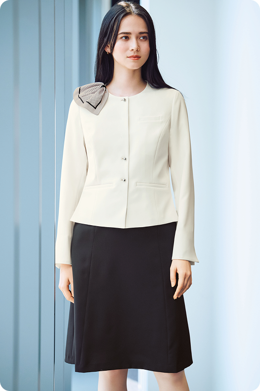 ENJOY Noirの黒色の制服を着用し、ファイルを持っているレセプションスタッフ