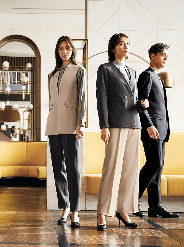 NOBLE CROSSの制服を着用した三人のモデル