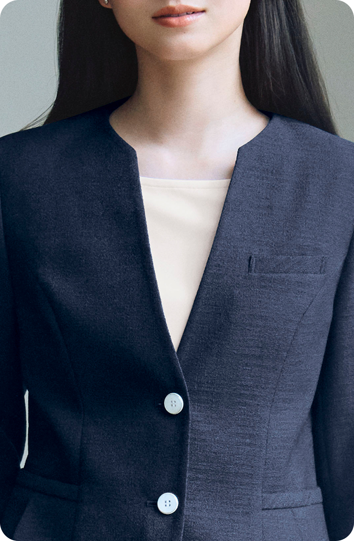 女性用ジャケットの肩の部分